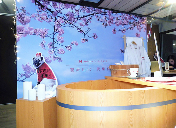 O.L.O CAFE：「台北松山」【O.L.O CAFÉ】亞洲唯一HOTELS.COM聯名主題咖啡館！處處都可見到萌萌可愛的禮賓大使身影，舒適自在的用餐環境，享受一期一會新鮮直送食材的美味餐點，寧靜的品味生活中令人微笑的幸福時刻！ ＃松山下午茶 ＃輕食咖啡 ＃Hotels.com聯名