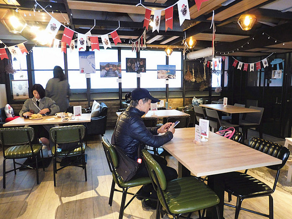 O.L.O CAFE：「台北松山」【O.L.O CAFÉ】亞洲唯一HOTELS.COM聯名主題咖啡館！處處都可見到萌萌可愛的禮賓大使身影，舒適自在的用餐環境，享受一期一會新鮮直送食材的美味餐點，寧靜的品味生活中令人微笑的幸福時刻！ ＃松山下午茶 ＃輕食咖啡 ＃Hotels.com聯名