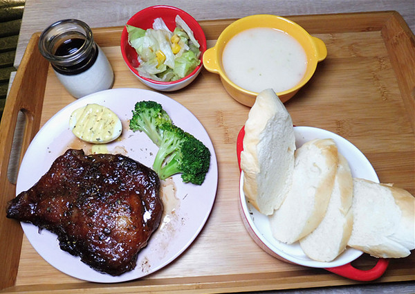 O.L.O CAFE：「台北松山」【O.L.O CAFÉ】亞洲唯一HOTELS.COM聯名主題咖啡館！處處都可見到萌萌可愛的禮賓大使身影，舒適自在的用餐環境，享受一期一會新鮮直送食材的美味餐點，寧靜的品味生活中令人微笑的幸福時刻！ ＃松山下午茶 ＃輕食咖啡 ＃Hotels.com聯名