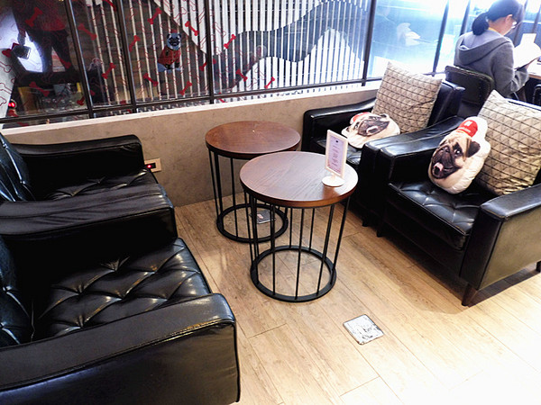 O.L.O CAFE：「台北松山」【O.L.O CAFÉ】亞洲唯一HOTELS.COM聯名主題咖啡館！處處都可見到萌萌可愛的禮賓大使身影，舒適自在的用餐環境，享受一期一會新鮮直送食材的美味餐點，寧靜的品味生活中令人微笑的幸福時刻！ ＃松山下午茶 ＃輕食咖啡 ＃Hotels.com聯名