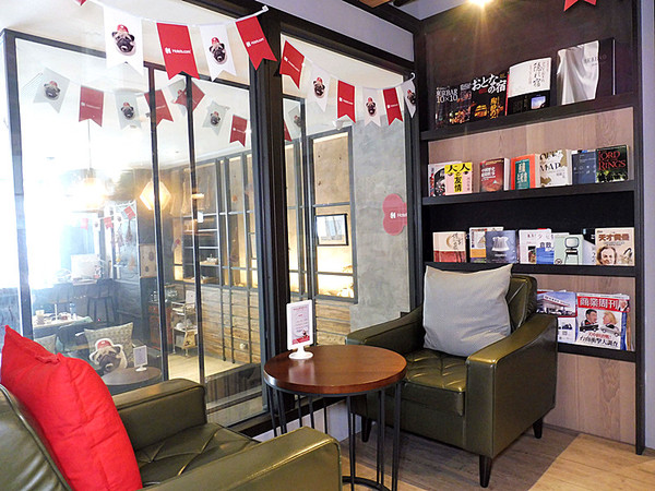 O.L.O CAFE：「台北松山」【O.L.O CAFÉ】亞洲唯一HOTELS.COM聯名主題咖啡館！處處都可見到萌萌可愛的禮賓大使身影，舒適自在的用餐環境，享受一期一會新鮮直送食材的美味餐點，寧靜的品味生活中令人微笑的幸福時刻！ ＃松山下午茶 ＃輕食咖啡 ＃Hotels.com聯名