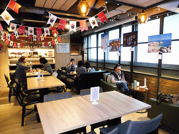 O.L.O CAFE：「台北松山」【O.L.O CAFÉ】亞洲唯一HOTELS.COM聯名主題咖啡館！處處都可見到萌萌可愛的禮賓大使身影，舒適自在的用餐環境，享受一期一會新鮮直送食材的美味餐點，寧靜的品味生活中令人微笑的幸福時刻！ ＃松山下午茶 ＃輕食咖啡 ＃Hotels.com聯名