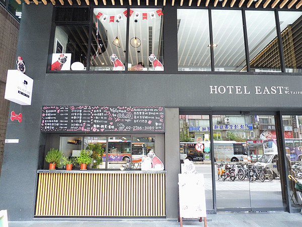 O.L.O CAFE：「台北松山」【O.L.O CAFÉ】亞洲唯一HOTELS.COM聯名主題咖啡館！處處都可見到萌萌可愛的禮賓大使身影，舒適自在的用餐環境，享受一期一會新鮮直送食材的美味餐點，寧靜的品味生活中令人微笑的幸福時刻！ ＃松山下午茶 ＃輕食咖啡 ＃Hotels.com聯名