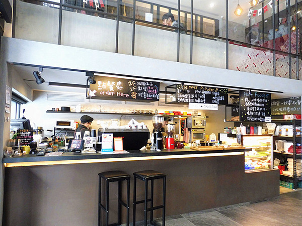 O.L.O CAFE：「台北松山」【O.L.O CAFÉ】亞洲唯一HOTELS.COM聯名主題咖啡館！處處都可見到萌萌可愛的禮賓大使身影，舒適自在的用餐環境，享受一期一會新鮮直送食材的美味餐點，寧靜的品味生活中令人微笑的幸福時刻！ ＃松山下午茶 ＃輕食咖啡 ＃Hotels.com聯名