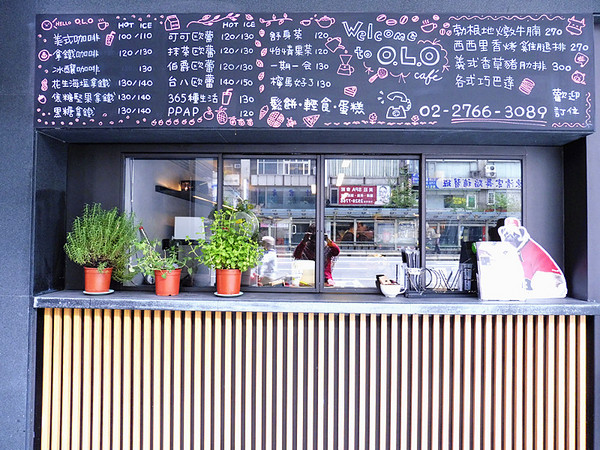 O.L.O CAFE：「台北松山」【O.L.O CAFÉ】亞洲唯一HOTELS.COM聯名主題咖啡館！處處都可見到萌萌可愛的禮賓大使身影，舒適自在的用餐環境，享受一期一會新鮮直送食材的美味餐點，寧靜的品味生活中令人微笑的幸福時刻！ ＃松山下午茶 ＃輕食咖啡 ＃Hotels.com聯名