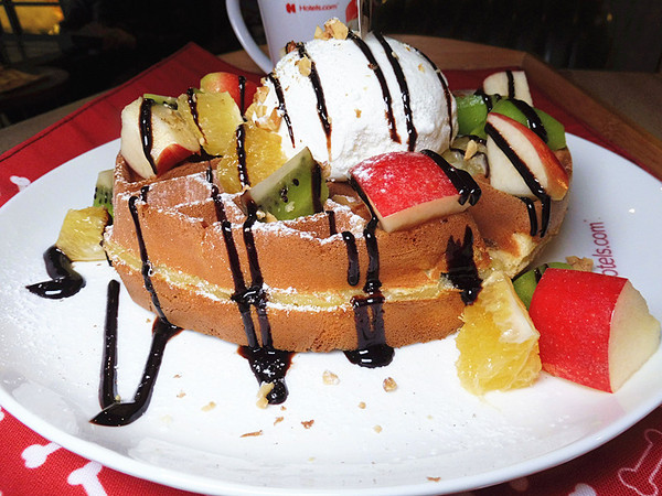 O.L.O CAFE：「台北松山」【O.L.O CAFÉ】亞洲唯一HOTELS.COM聯名主題咖啡館！處處都可見到萌萌可愛的禮賓大使身影，舒適自在的用餐環境，享受一期一會新鮮直送食材的美味餐點，寧靜的品味生活中令人微笑的幸福時刻！ ＃松山下午茶 ＃輕食咖啡 ＃Hotels.com聯名