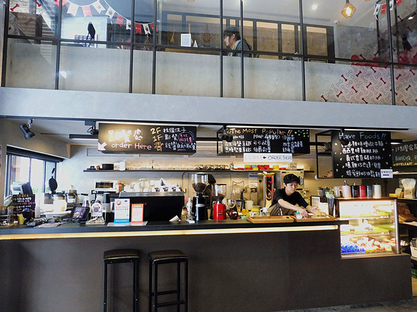 O.L.O CAFE：「台北松山」【O.L.O CAFÉ】亞洲唯一HOTELS.COM聯名主題咖啡館！處處都可見到萌萌可愛的禮賓大使身影，舒適自在的用餐環境，享受一期一會新鮮直送食材的美味餐點，寧靜的品味生活中令人微笑的幸福時刻！ ＃松山下午茶 ＃輕食咖啡 ＃Hotels.com聯名