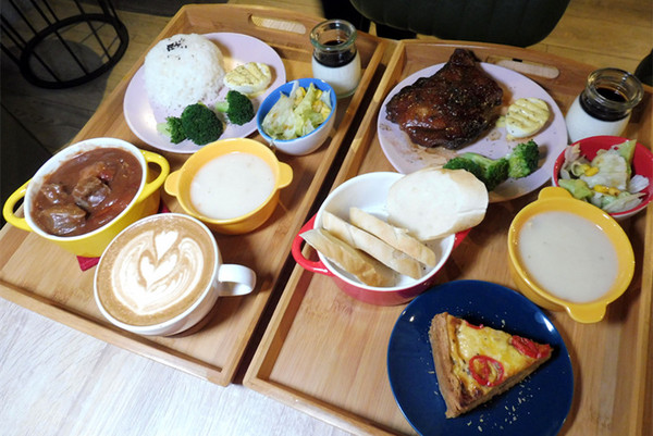 O.L.O CAFE：「台北松山」【O.L.O CAFÉ】亞洲唯一HOTELS.COM聯名主題咖啡館！處處都可見到萌萌可愛的禮賓大使身影，舒適自在的用餐環境，享受一期一會新鮮直送食材的美味餐點，寧靜的品味生活中令人微笑的幸福時刻！ ＃松山下午茶 ＃輕食咖啡 ＃Hotels.com聯名
